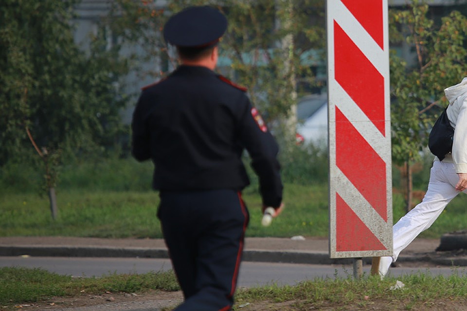 После подсечки сотрудник полиции получил перелом ноги.