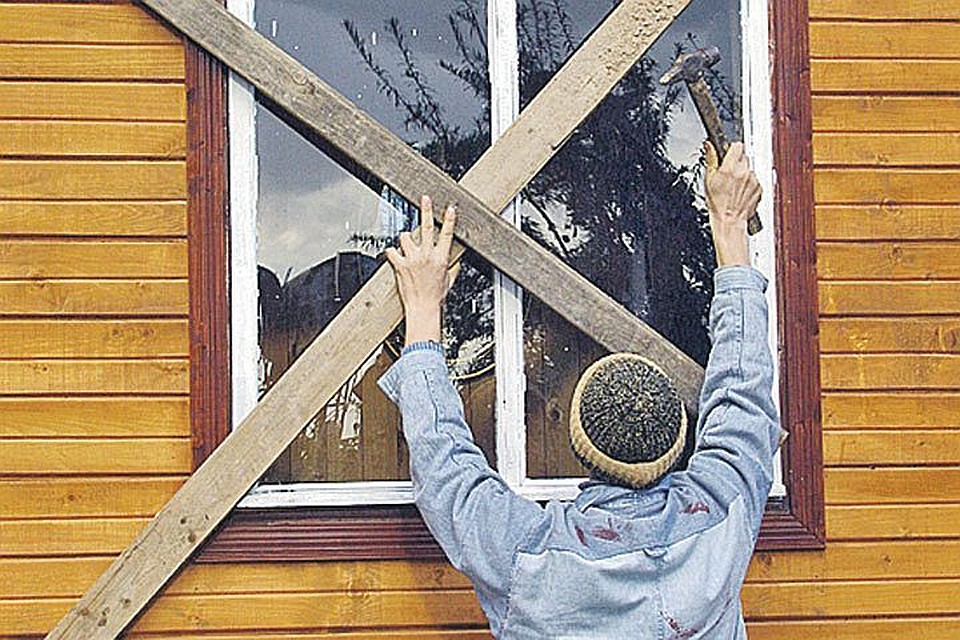 Окна на дачных домиках стоит заколотить.