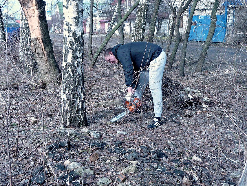 Местные жители помогали коммунальщикам в расчистке территории будущего сквера.