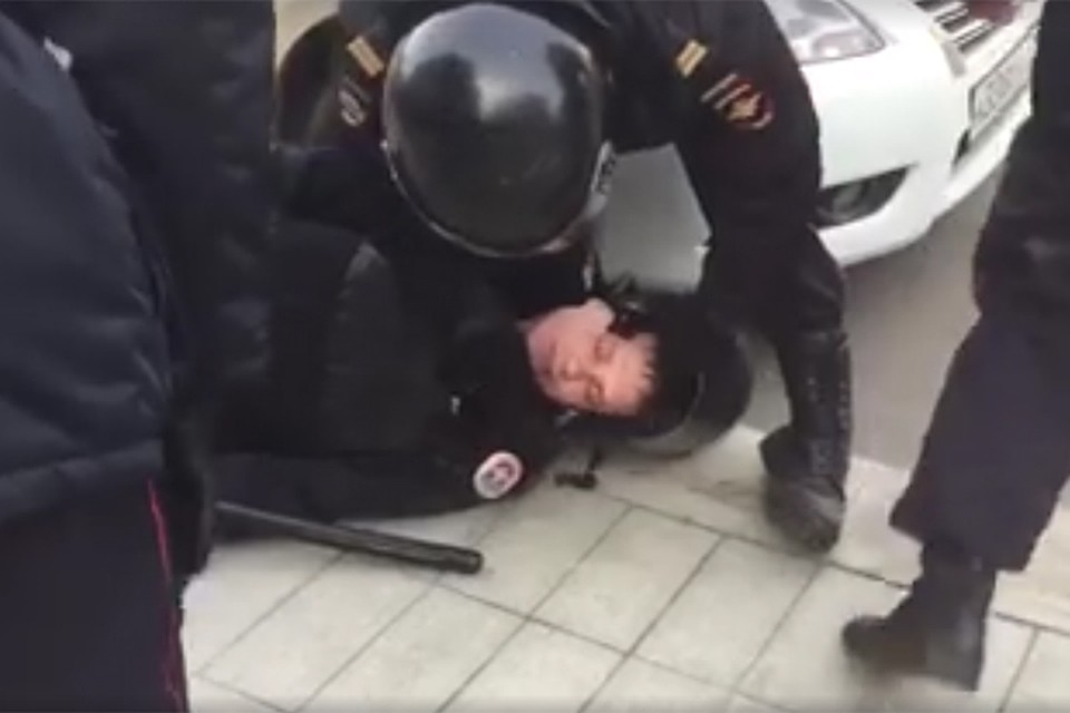 Сотрудник полиции потерял сознание, но угрозы его жизни нет. Он доставлен в больницу