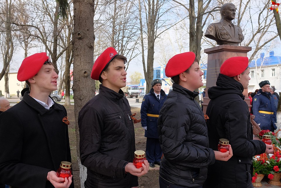 Личный состав авиаполка, которым командовал Хабибуллин, прошел у бюста торжественным маршем.