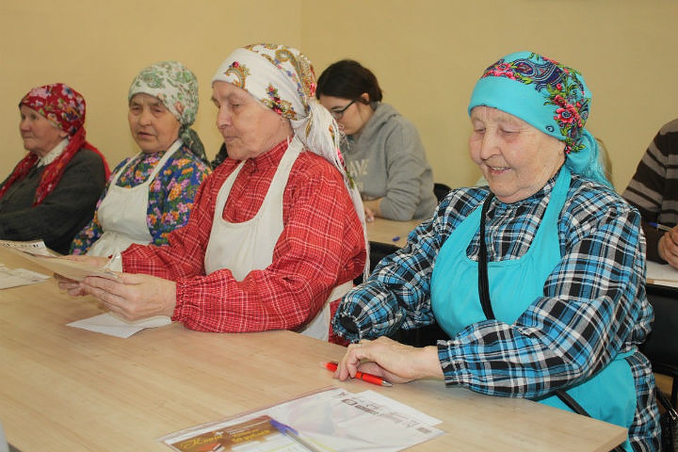 Также бабушкам было тяжело писать диктант, так как они говорят на удмуртском языке/vk.com/totaldict18