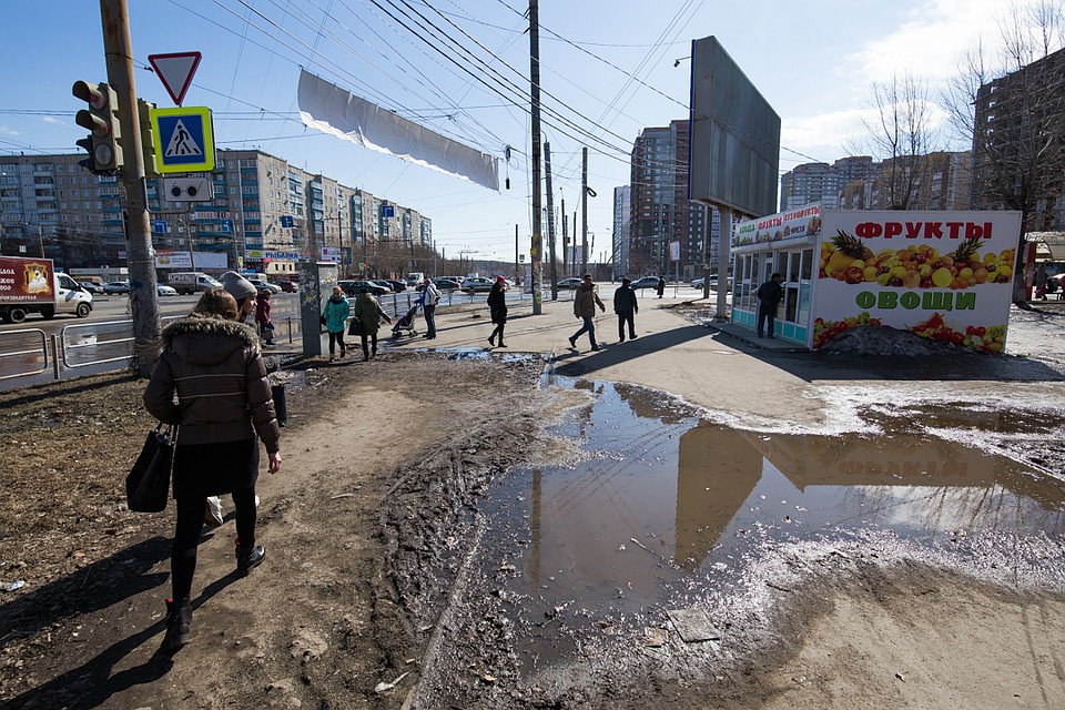 Тротуар затопила вода. Люди, сами того не желая, вынужденны вытаптывать газон. Фото: Андрей АБРАМОВ
