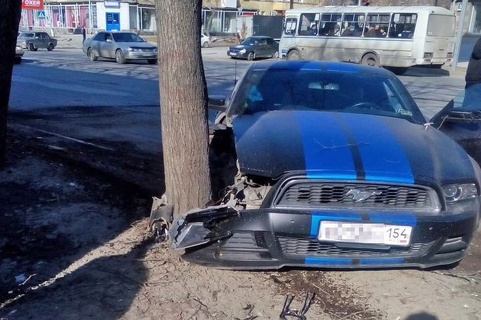 Водитель Ford Mustang не справился с управлением