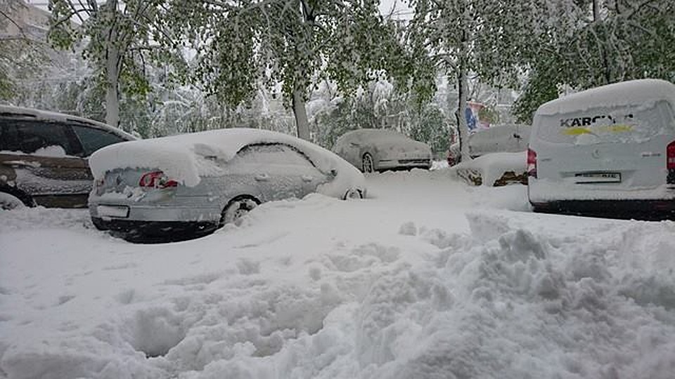 Во дворы "скорой" заехать нереально.