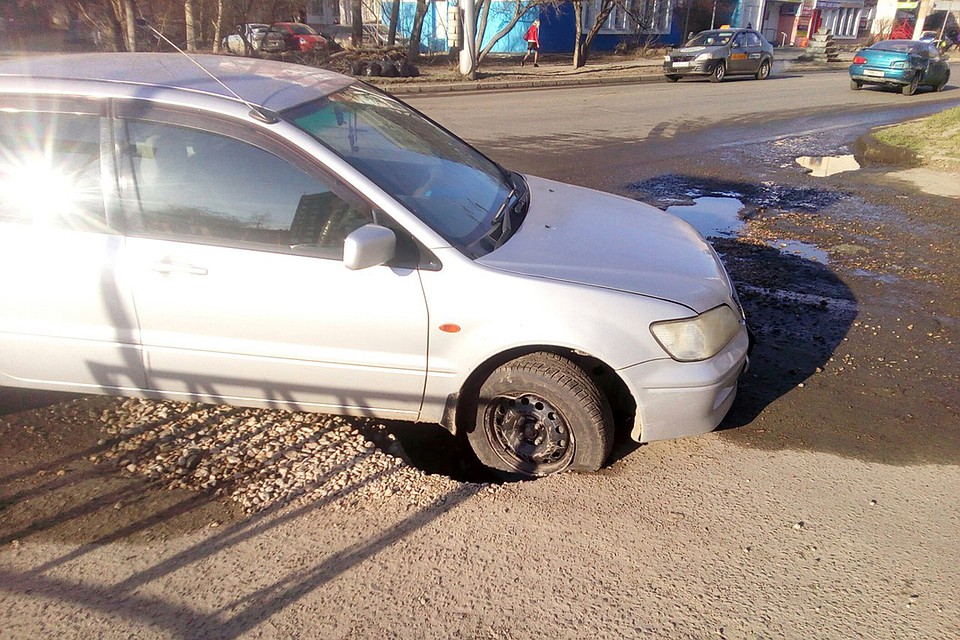 Очередной автомобиль провалился в яму в Барнауле