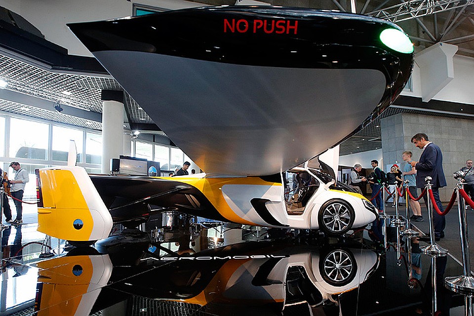 Словацкая компания «AeroMobil» показала свой прототип летающего автомобиля.