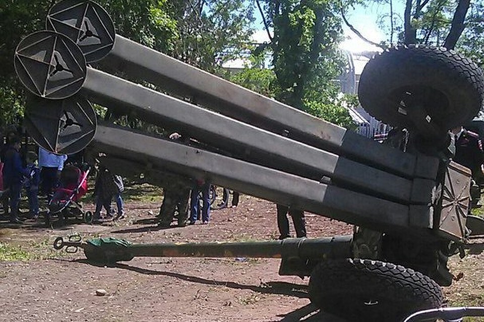 В Майкопе на выставке военной техники 9 мая перевернулась гаубица