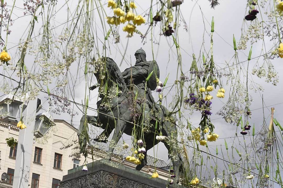 Татищев рисует внешность князя именно так, как его изобразили на памятнике на Тверской площади