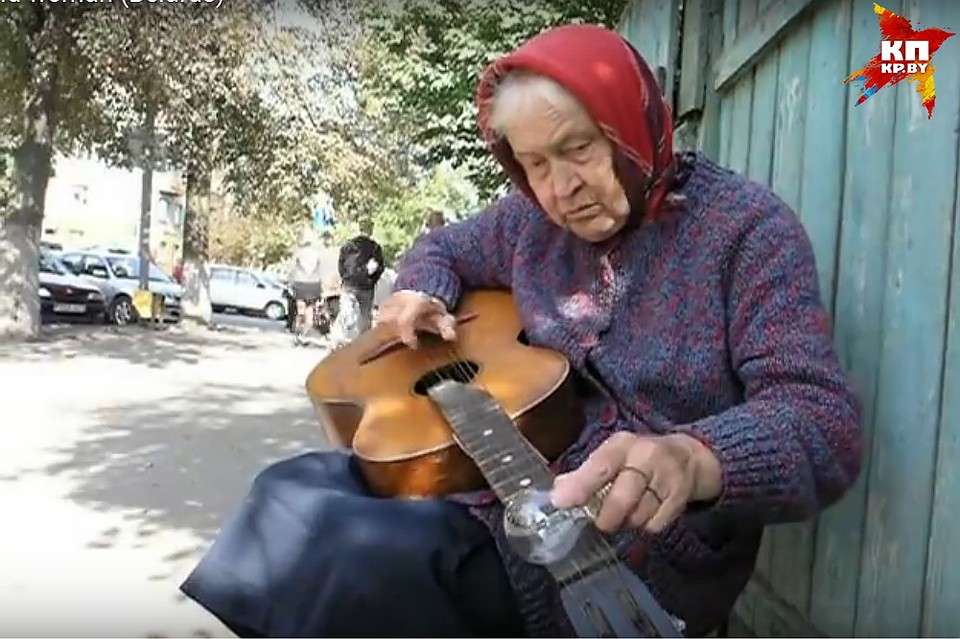Бабушку, которая играет на дорогах Гомеля лампочкой на гитаре, покажут по MTV Бабушку, которая играет на дорогах Гомеля лампочкой на гитаре, покажут по MTV