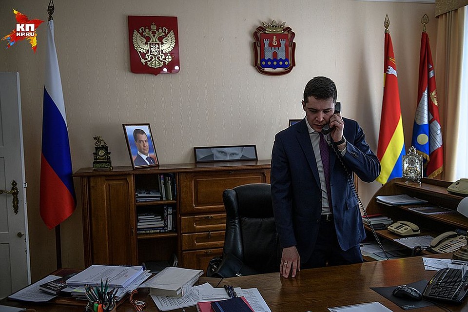 Вообще-то губернатор из Алиханова пока временный - с приставкой «врио». Да, Путин назначил, но это еще должен народ подтвердить осенью на выборах.