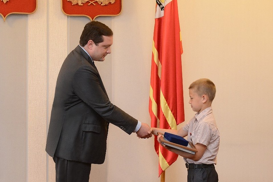 Награду школьнику вручил глава региона Алексей Островский. ФОТО: admin-smolensk.ru