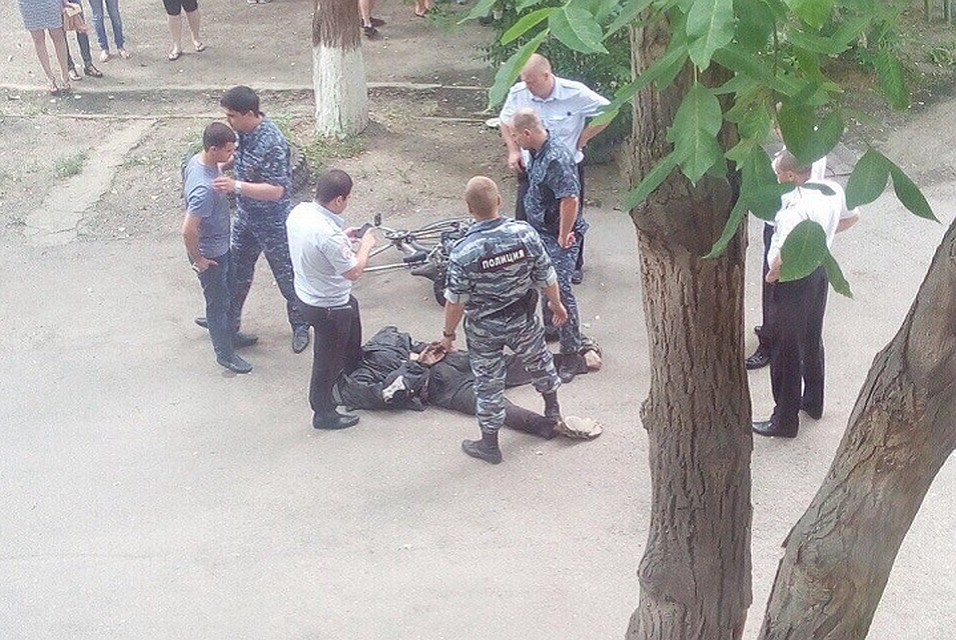 Полиция задерживает подозреваемого. Фото: https://vk.com/overhear_26