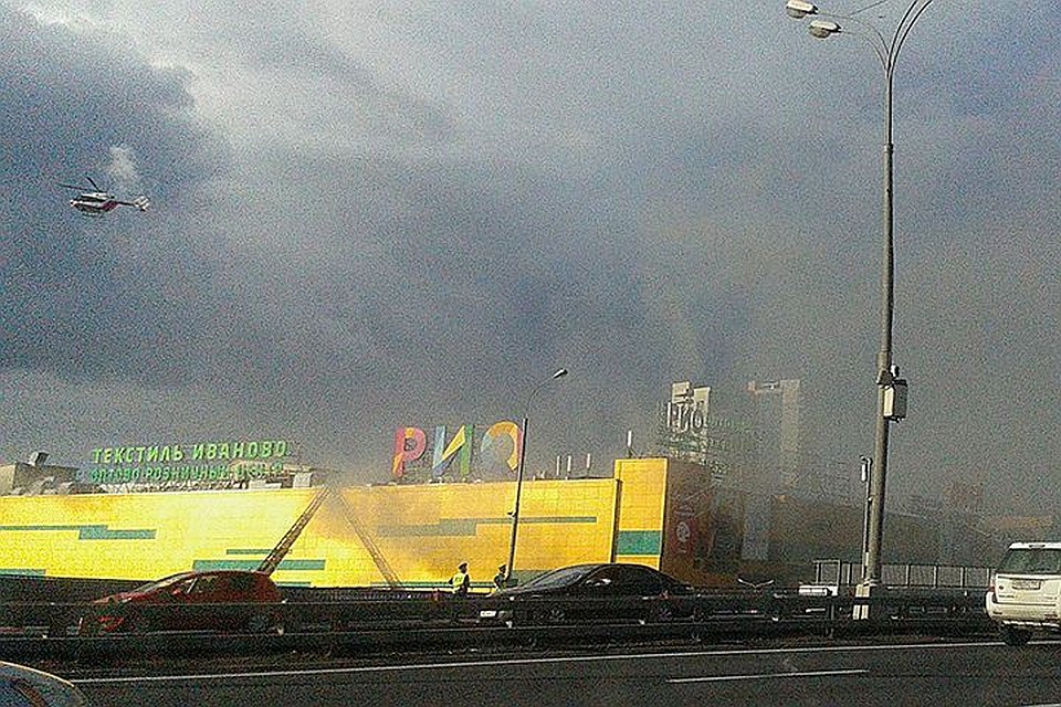 Эвакуация посетителей и продавцов началась силами сотрудников торгового центра ещё до приезда спасателей. Фото со страницы Фэйсбук Сергея Титова
