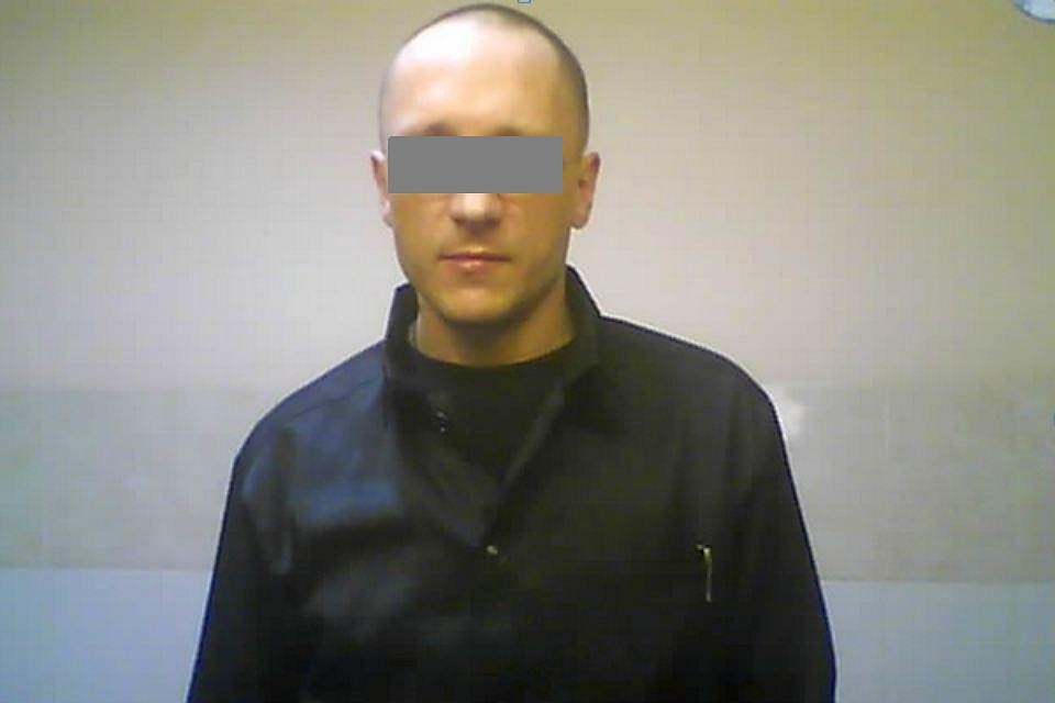 Пилку по металлу беглец спрятал в выдвижную ручку чемодана, в котором вез личные вещи по этапу.