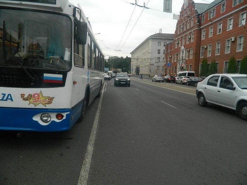 В Калининграде девятилетняя девочка получила травмы при падении в троллейбусе В Калининграде девятилетняя девочка получила травмы при падении в троллейбусе
