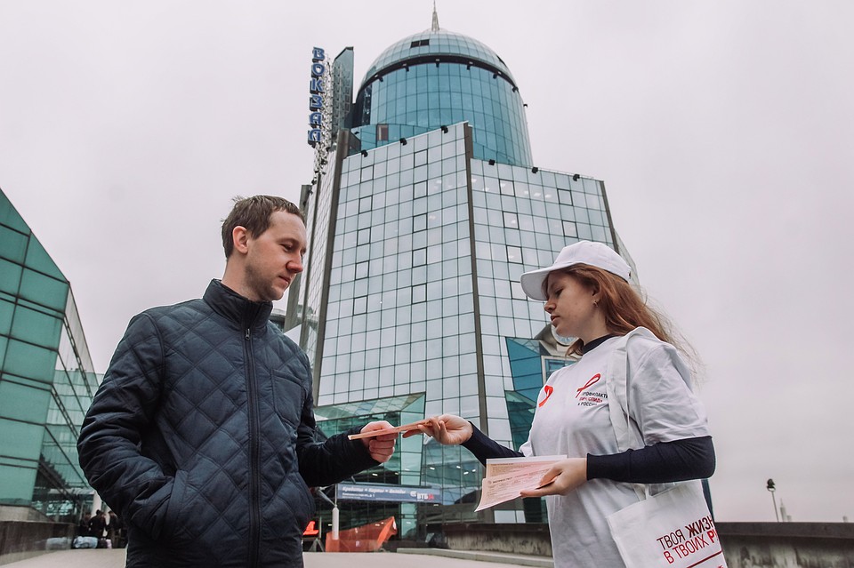 Акция, которая проводилась на вокзале под эгидой Минздрава России, ожидаемо привлекла внимание и пассажиров, и провожающих, и тех, кто оказался здесь случайно.