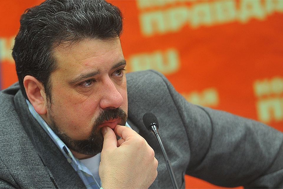 Руководит "Клубом любознательных" редактор отдела образования и науки "Комсомольской правды" Александр Милкус.