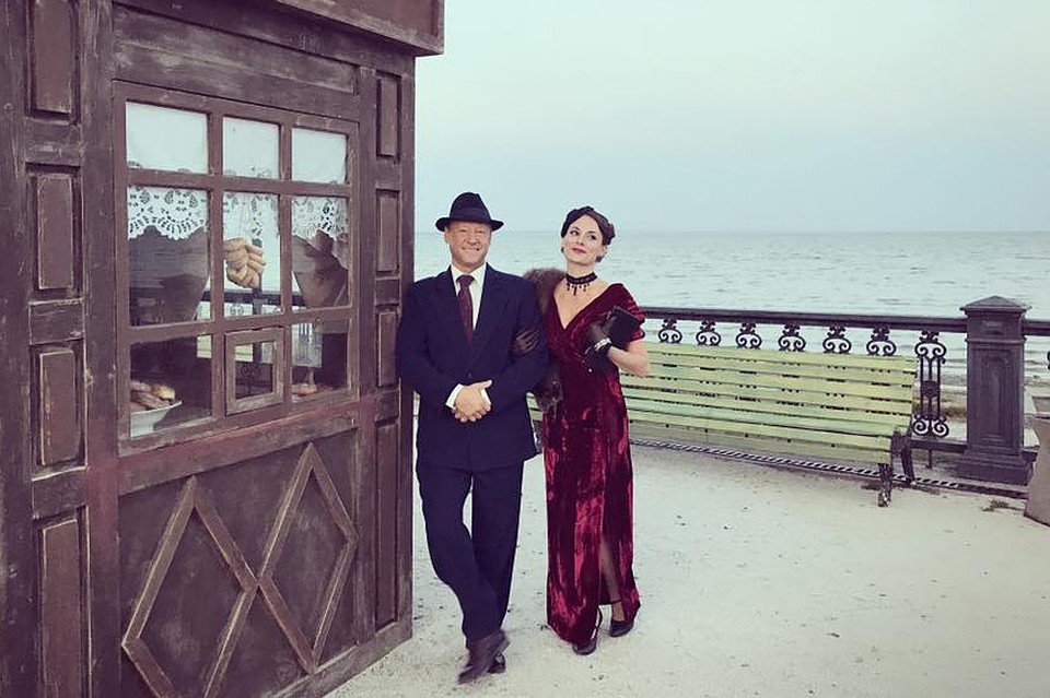 Дмитрий Харатьян и Екатерина Олькина на съемках в Таганроге. Фото со страницы режиссера Сергея Крутина в Facebook.