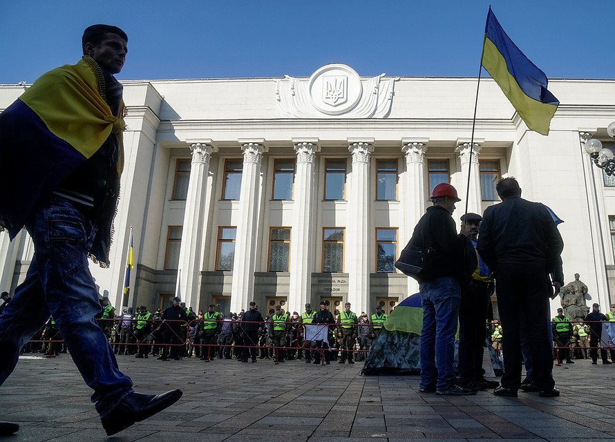 Одним из требований митингующих, собравшихся у Рады, была именно отмена положений депутатской неприкосновенности