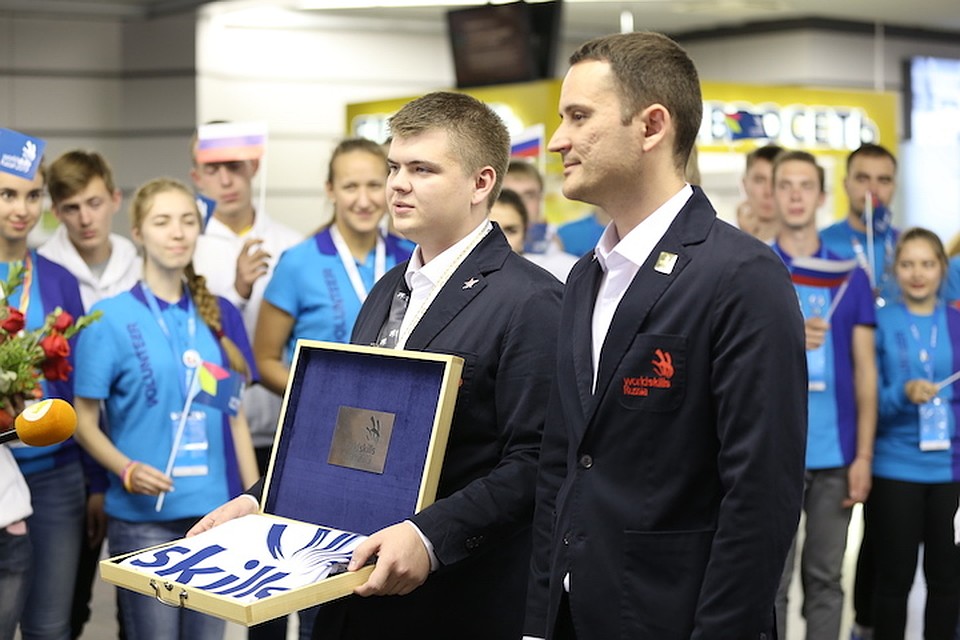 Из Абу-Даби флаг мирового движения WorldSkills прилетел в Сочи. В аэропорту его встречали волонтёры и участники XIX Всемирного фестиваля молодёжи и студентов. Фото: Алиса ЛИСТОВАЯ.