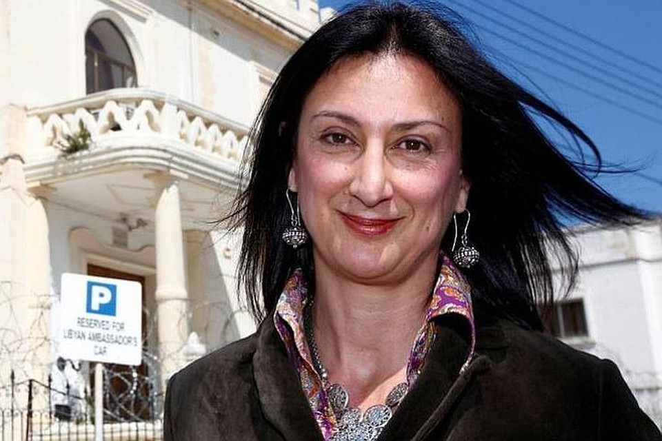 Дафне Каруана Галиция в своих материалах критиковала правительство и чиновников, уличала правящую элиту в коррупции