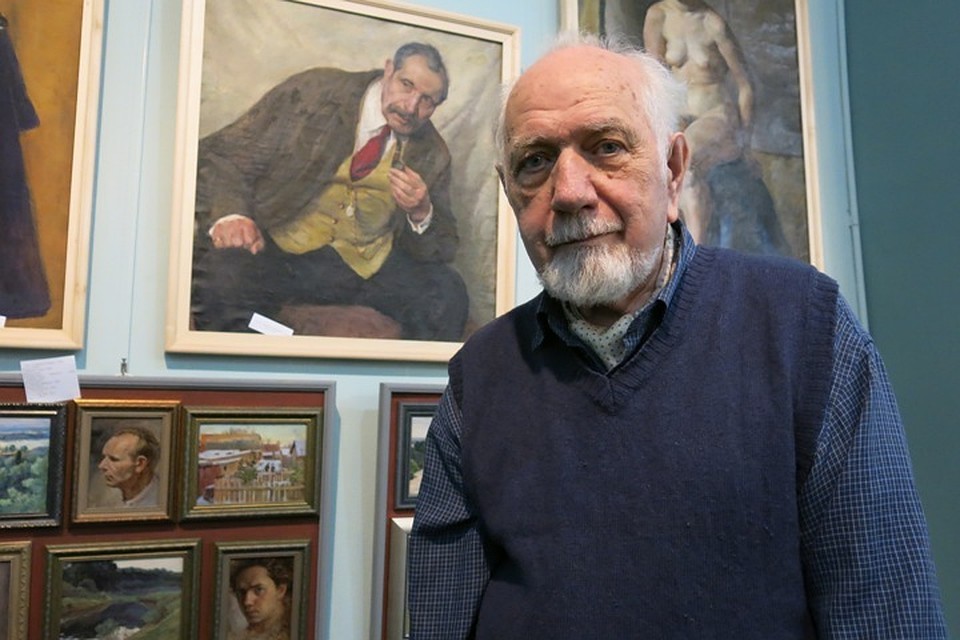 Художник Владимир Михайловский на фоне своих работ.