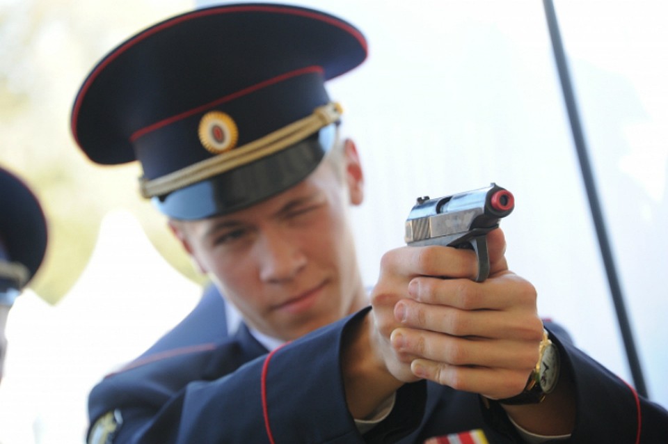 В Хабаровском крае полицейский случайно подстрелил коллегу В Хабаровском крае полицейский случайно подстрелил коллегу