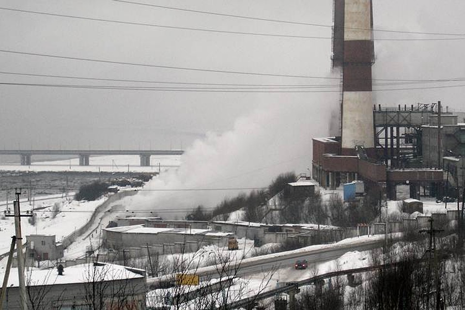 Котельная мурманского морского рыбного порта (ММРП) не получает мазут, необходимый для отопления целого района. По данным портовиков, цистерны задержала соседняя фирма, чтобы "насолить" ММРП. Этой фирме принадлежат рельсы в районе Колы.