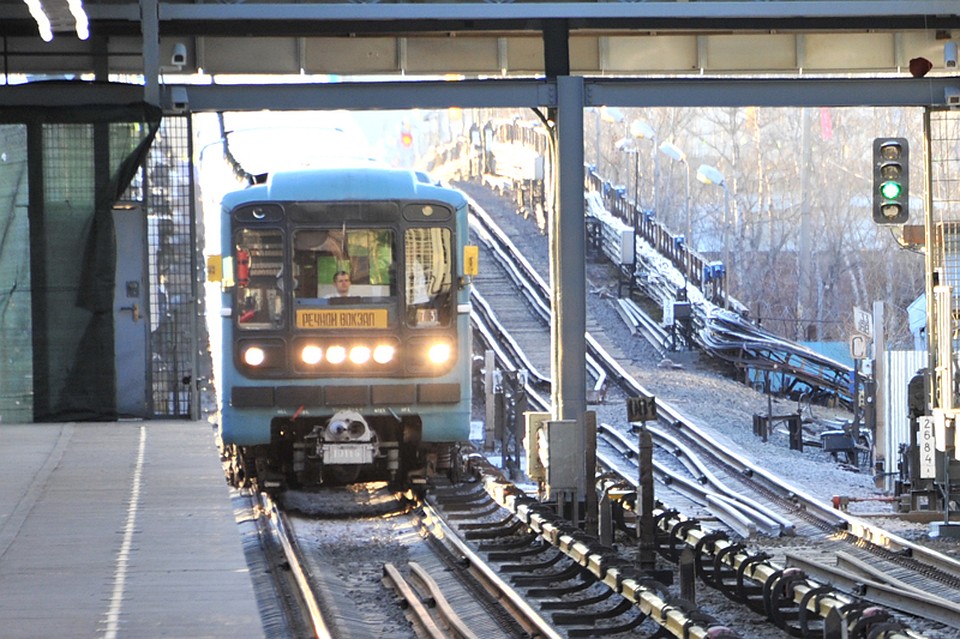 Наземная станция метро в Москве.