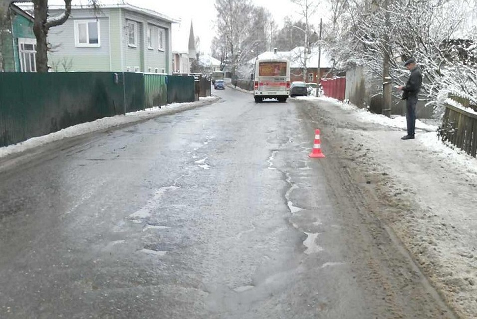 Ребенок заигрался здесь в снежки.