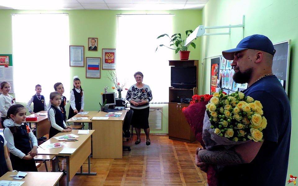 Баста уже дважды навещал школу и учителей будучи популярным. Фото: архив директора школы № 32.
