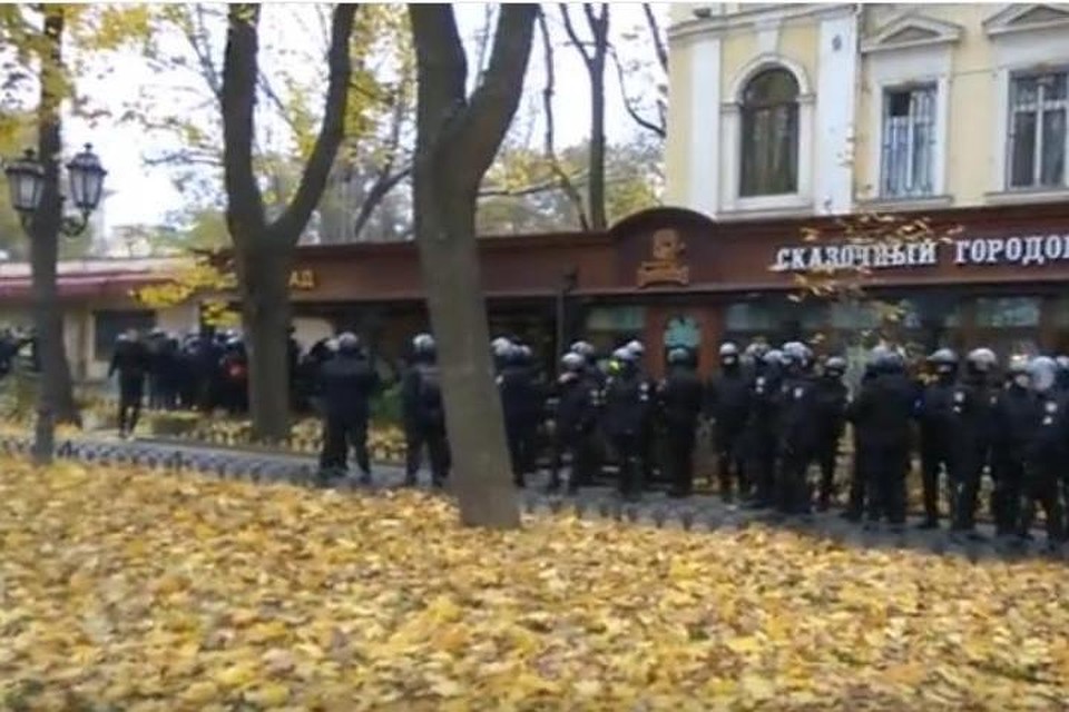 Полиция в Летнем театре в Одессе перед началом драки
