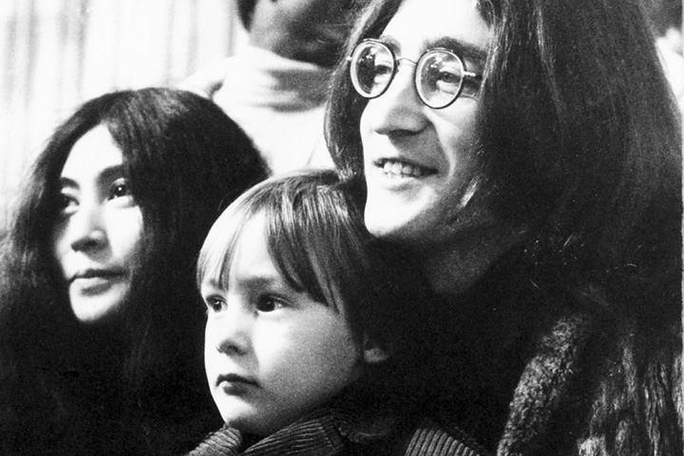 Джон Леннон с женой Йоко Оно и своим первым сыном, Джулианом, в 1969 году