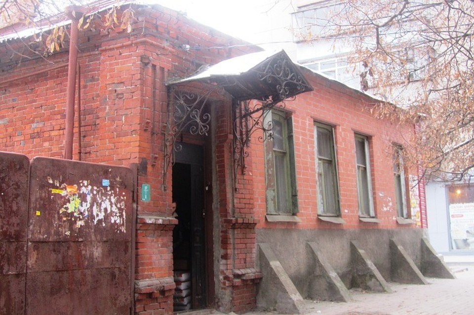 Городские власти твердят одно - дом частный, ветеран должна сама за него отвечать.