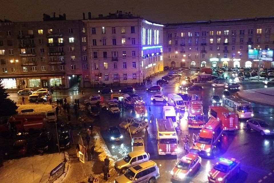 К месту происшествия стянулись машины всех служб.