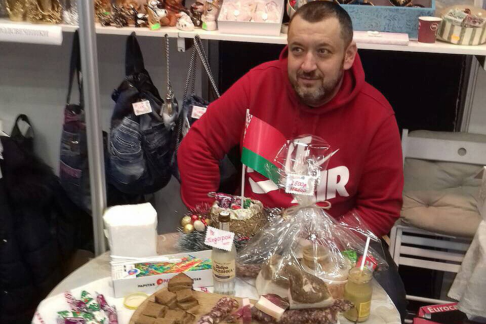 Это Дмитрий. Он привез в Москву экологический чистый и вкусный привет из белорусского села Петришки.