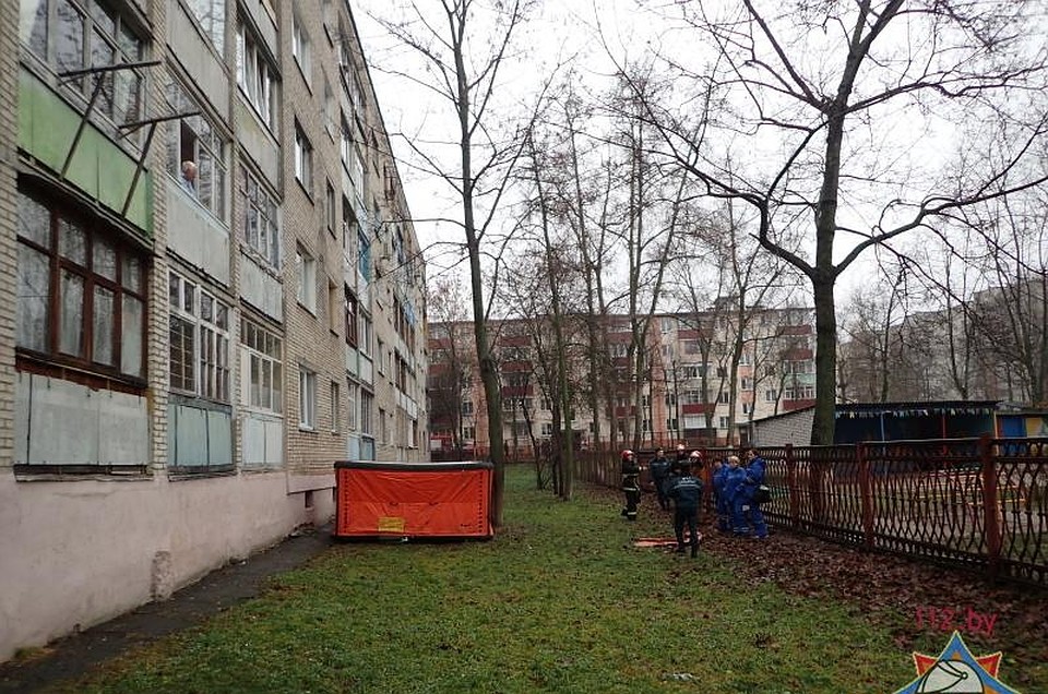 В Гомеле двоих 7-летних детей заметили в открытом окне на 5 этаже и вызвали МЧС. Фото: 112.by