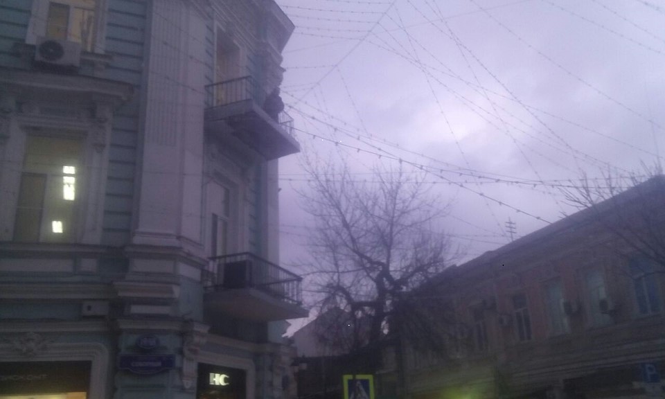 В Ростове упал фрагмент балкона, который едва не убил прохожих В Ростове упал фрагмент балкона, который едва не убил прохожих
