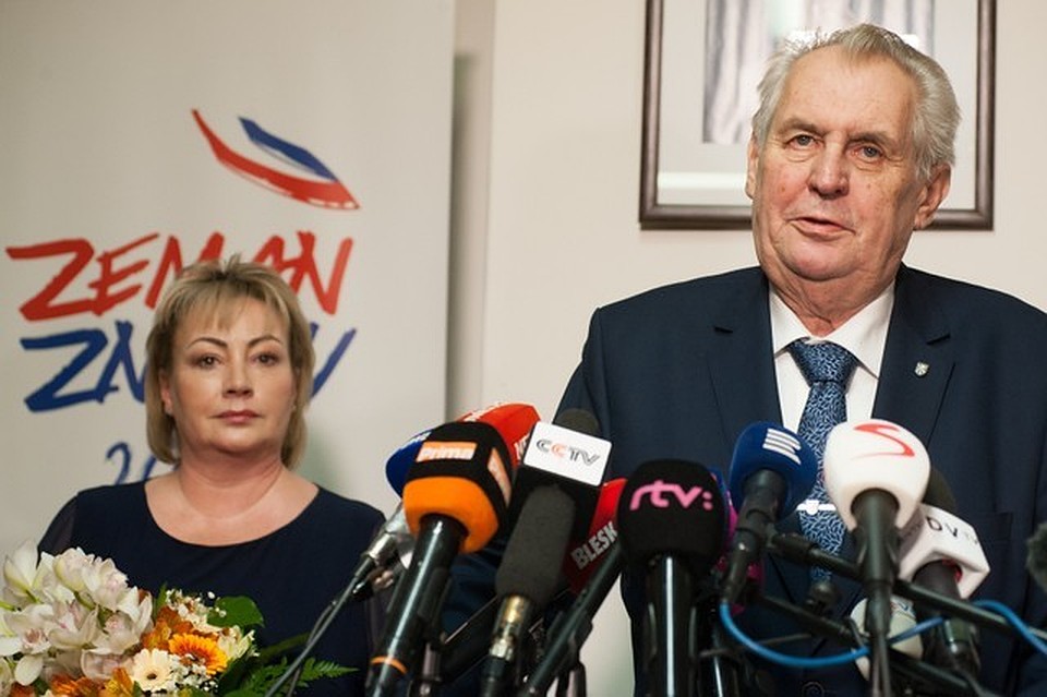 Милош Земан с супругой Ивой принимают поздравления с победой в первом туре выборов