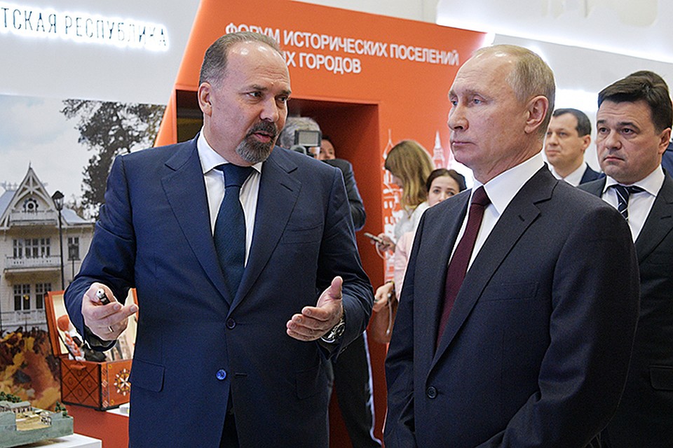 Министр строительства и жилищно-коммунального хозяйства Михаил Мень, Владимир Путин и губернатор Московской области Андрей Воробьев осмотрели выставку проектов создания комфортной городской среды. Фото: Алексей Дружинин/ТАСС