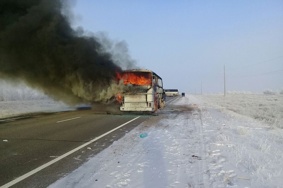 Пожар вспыхнул в салоне автобуса и быстро разгорелся из-за доступа кислорода