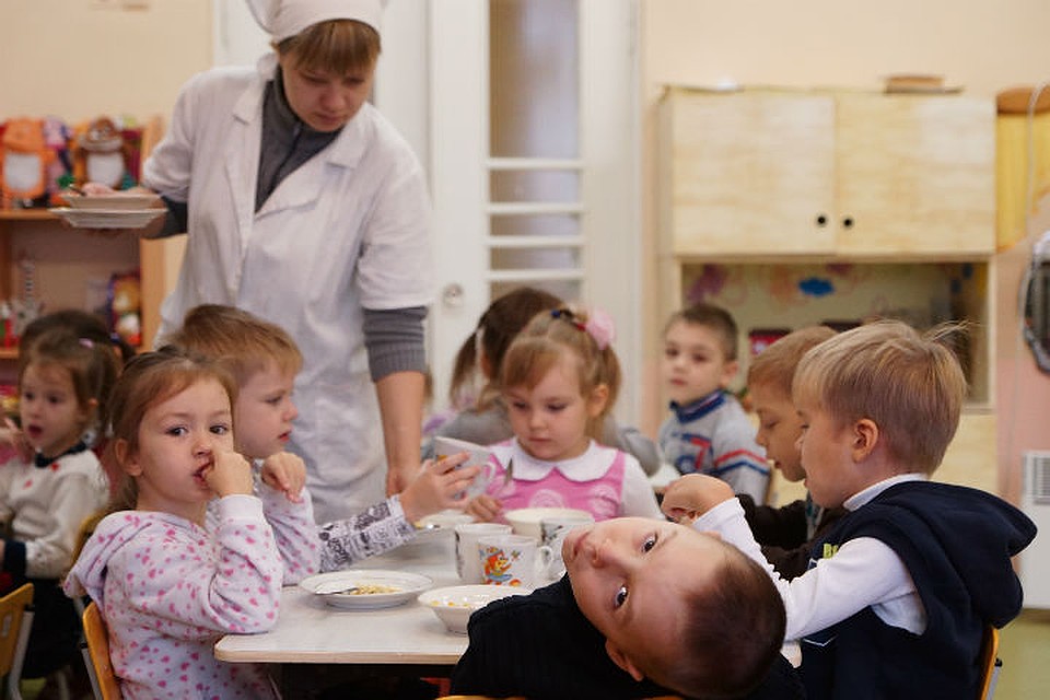 За питание детей платят родители, вот только оказалось что не все родительские деньги идут на ребятишек.