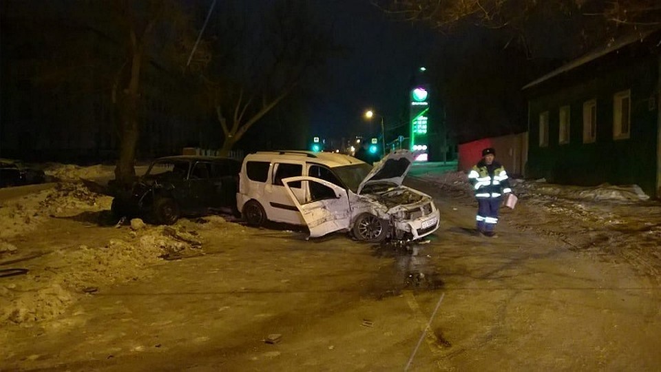В Уфе в ДТП «Lada Largus» и «ВАЗ-2107» четверо пострадали В Уфе в ДТП «Lada Largus» и «ВАЗ-2107» четверо пострадали