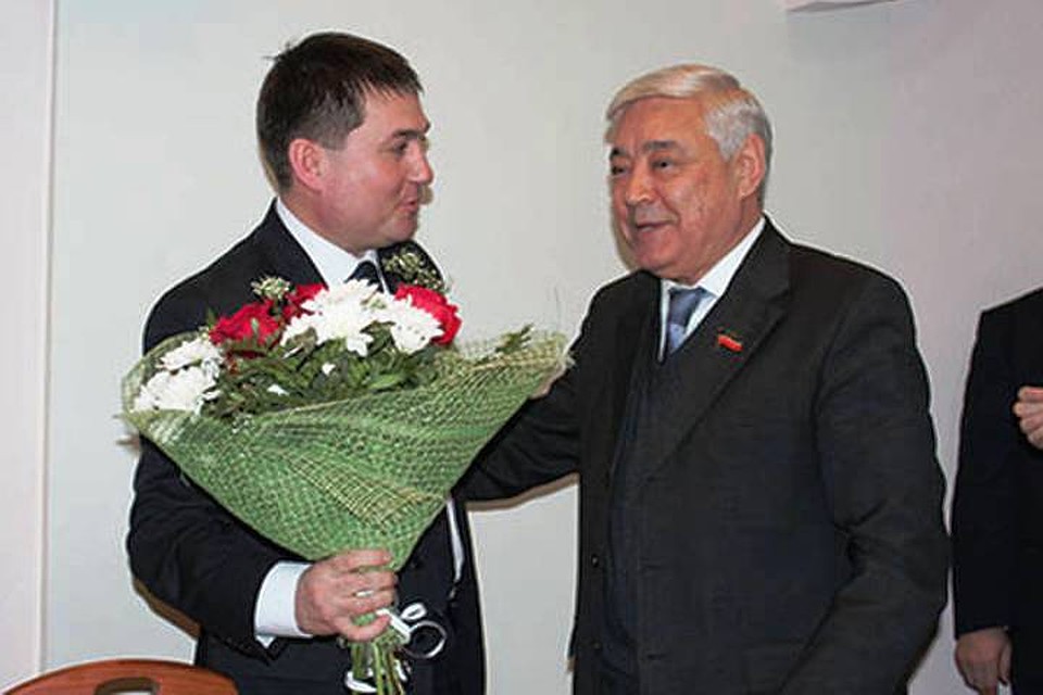 Спикер татарстанского парламента Фарид Мухаметшин покинувшему свой пост Равилю Кузюрову вручил республиканскую медаль за заслуги в развитии местного самоуправления. Фото: nurlat.tatarstan.ru