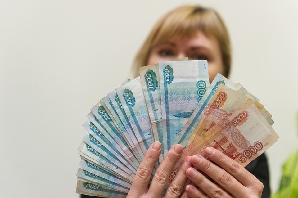 Сотрудница банка не удержалась и украла чужие деньги.