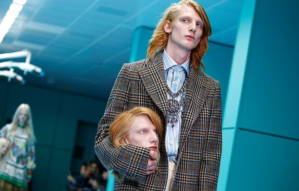Модели Gucci вышли на подиум с копиями собственных голов в руках Модели Gucci вышли на подиум с копиями собственных голов в руках