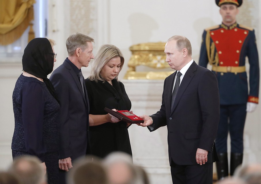 Путин вручил Звезду Героя России родственникам летчика Романа Филипова. Фото: Михаил Метцель/ТАСС