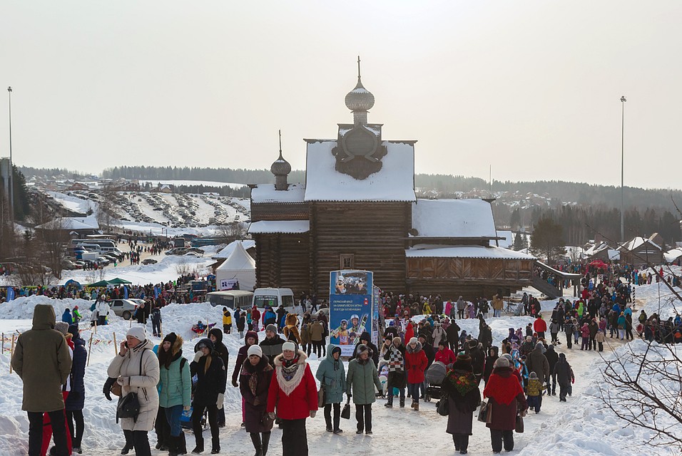 Молодежь за развлечениями вставала в очередь! Фото: Олег Воробьев