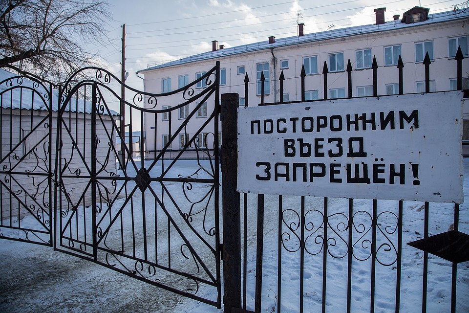 Раньше ворота заведения всегда были открыты: бояться в этих краях было некого. Теперь висит цепь на замке.